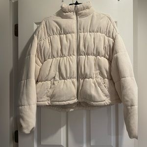 Hollister cream puffer jacket worn once and has a sinch waist